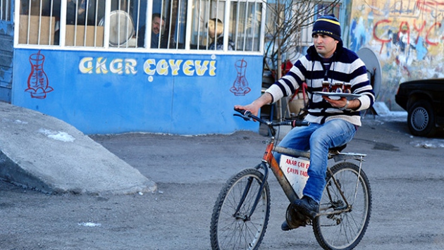 Çay servisini bisikletle yapıyorlar