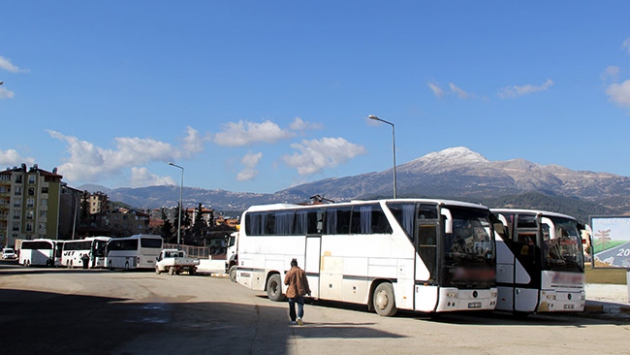 Yayladağı sınırına gelen Suriyeliler Türkiye'ye alınıyor