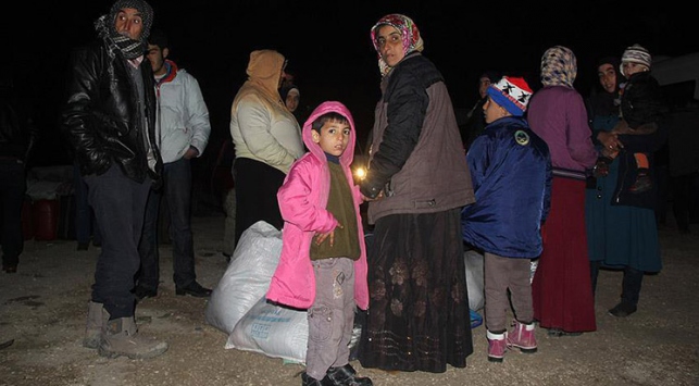 Türkiye'ye sığınan 230 Suriye'li Şanlıurfa'daki çadır kente gönderildi