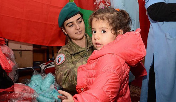 Türk askerinden Afgan öğrencilere kışlık giyecek yardımı