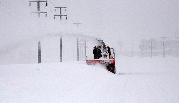 Doğu'da 52 yerleşim birimiyle ulaşım sağlanamıyor