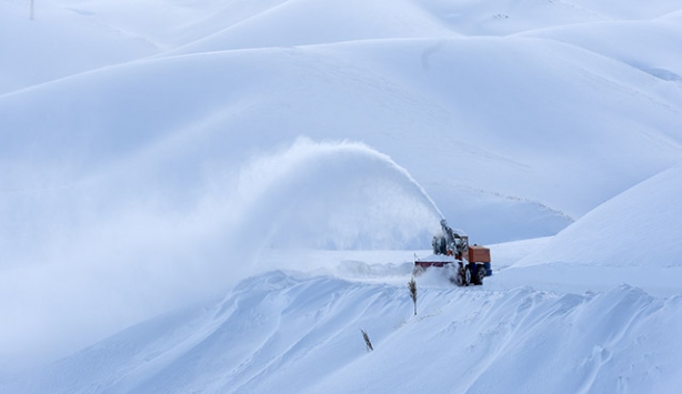 Kar yağışı hayatı durma noktasına getirdi