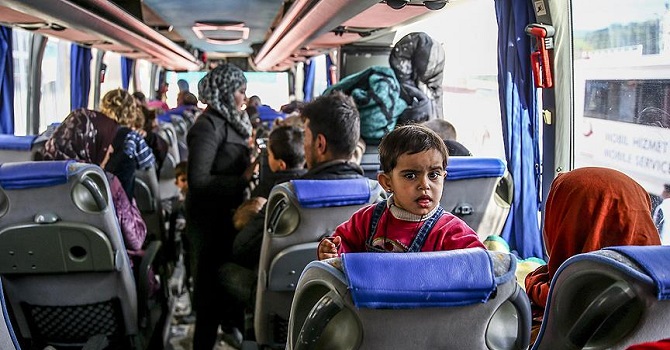 Suriyeli ailelerin Türkiye'ye geçişleri sürüyor