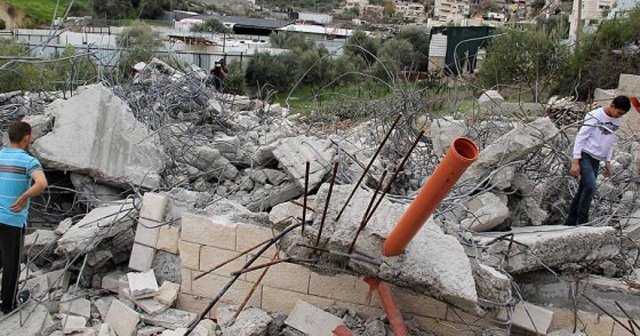 İsrail, Filistinlilere ait 2 evi yıktı