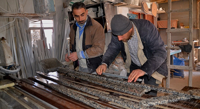 Mesleğini öğrettiği Suriyeli ile omuz omuza çalışıyor