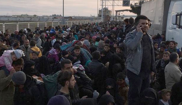 Onbinlerce Suriyeli Türkiye sınırına hareket ediyor