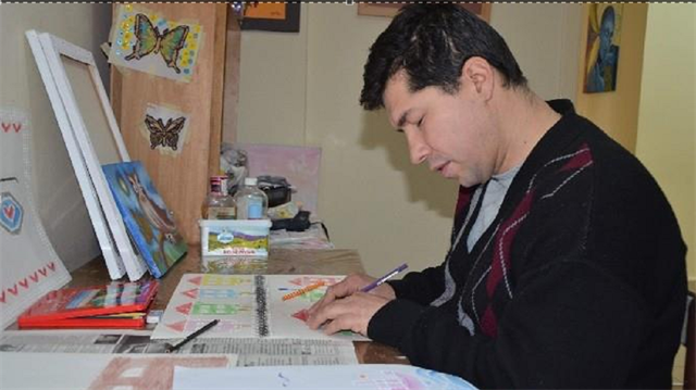 Hiç görmediği yerlerin resmini çiziyor