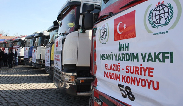 İHH, sınırdaki Suriyelilere yardıma başladı