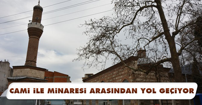 Cami ile minare arasından yol geçiyor