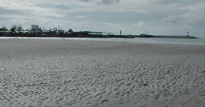 Denizin 70 metre çekildiği Silivri'ye ziyaretçi akını