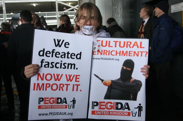 İngiltere'de İslam karşıtı gösteri düzenlendi