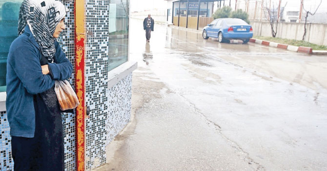 Suriyeli anne, kapı açılsa 5 simidi çocuklarına verecek