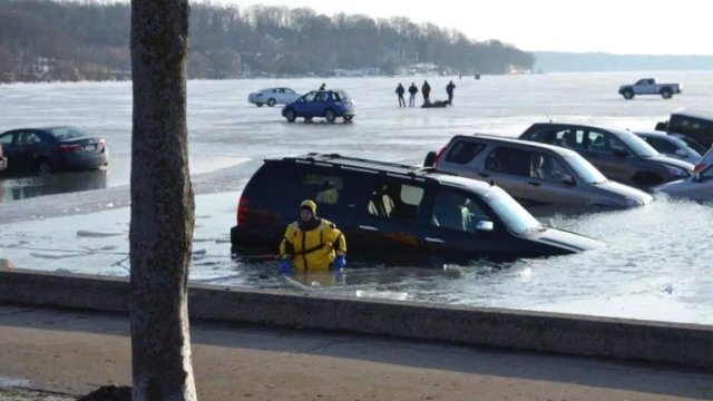 Otomobiller buz tutmuş gölün içine böyle gömüldü