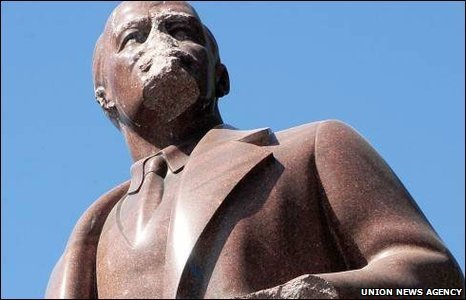 Tacikistan’da Lenin’in son heykeli kaldırıldı