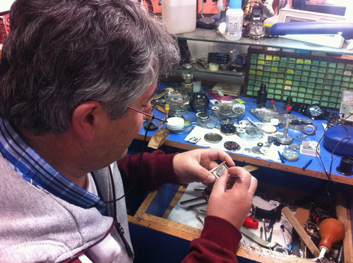 120 yıllık tarihi saat kulesinde saat tamiri yapıyor