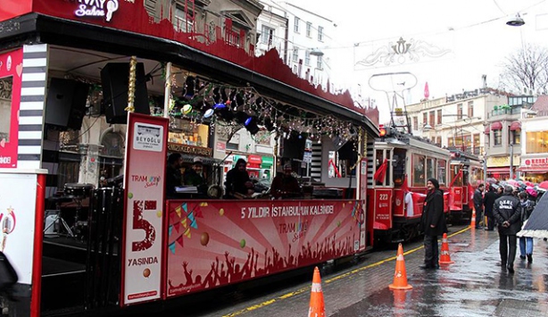 Nostaljik tramvaylar 102. yaşını kutladı