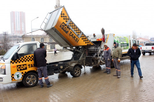 Çöpü gören 'taksi' çağırıyor