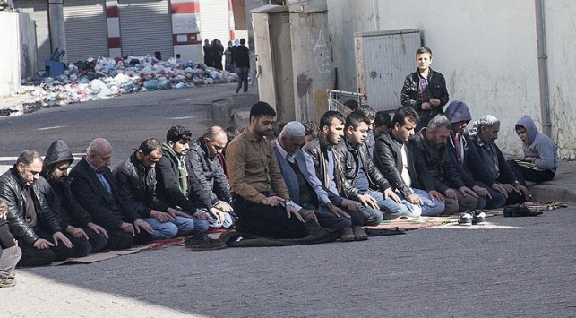 Cizre'de 'cuma namazı' sokakta kılındı