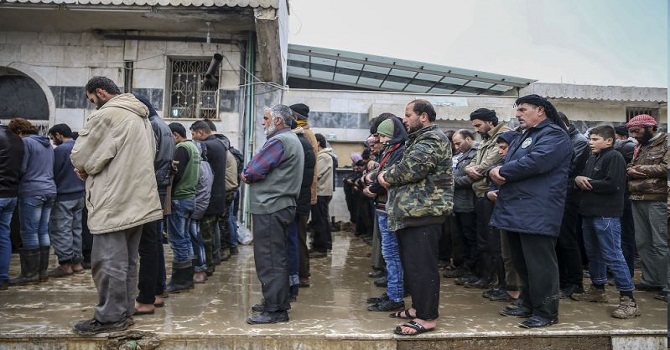 Suriyeliler cuma namazını dışarıda kıldı