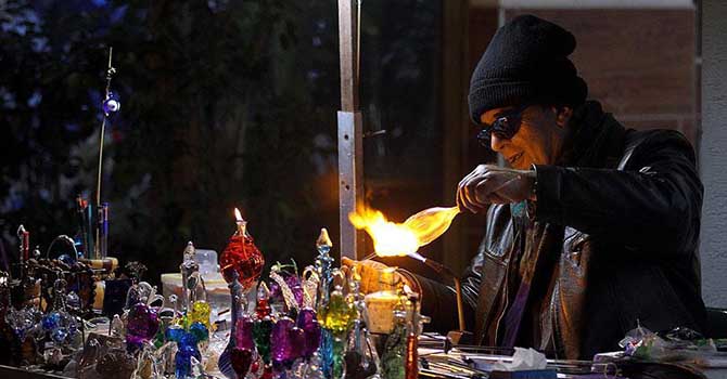 Aşkla üflenen camlara bir ömür sığdırdı