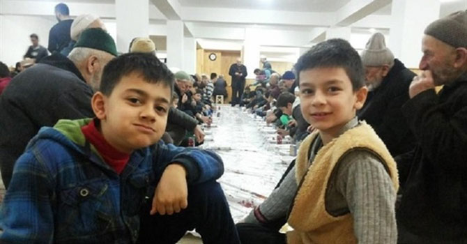 Çocuğunu, torununu al camiye gel