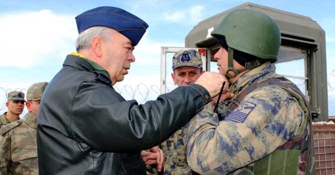 Komutan sınırı gezdi, askere moral verdi