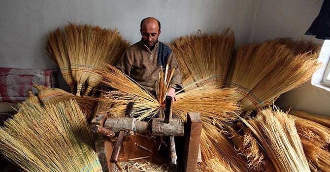 Dede mesleği süpürge yapımından vazgeçmiyorlar