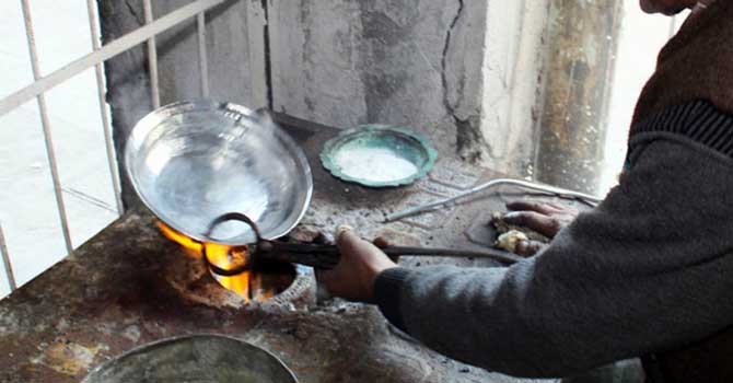 Şehit oğlunun acısını unutmak için kalay yapıyor