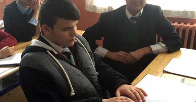 Görme engelli gencin okuma azmi