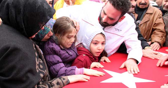 Şehidin çocukları babalarını gözyaşlarıyla uğurladı