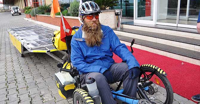 Güneş enerjili bisikletiyle dünyayı geziyor