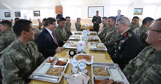Davutoğlu askerlerle karavanada yemek yedi