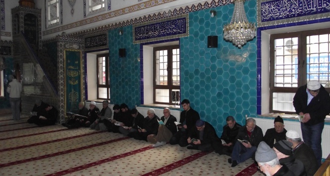 Bu camide cemaat kitap okuyor
