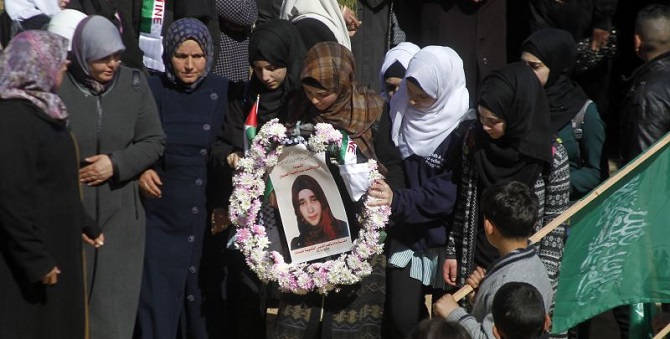 İsrail askerlerinin öldürdüğü Filistinli genç kız dualarla uğurlandı