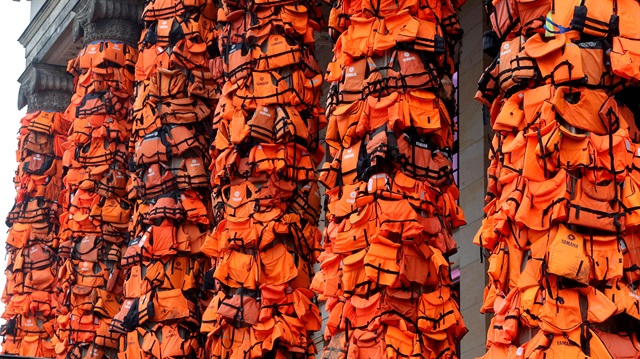 Sütunları can yelekleriyle donattı