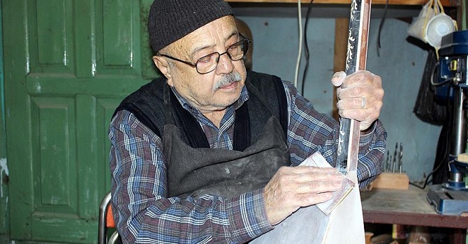 Yarım asırdır saz yapıyor