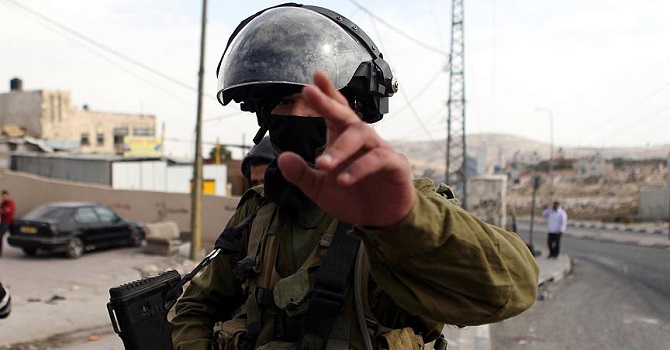 İsrail askerinden engelli Filistinliye dayak