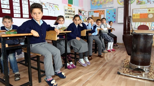 Köy okulunda hijyen için terlikli eğitim