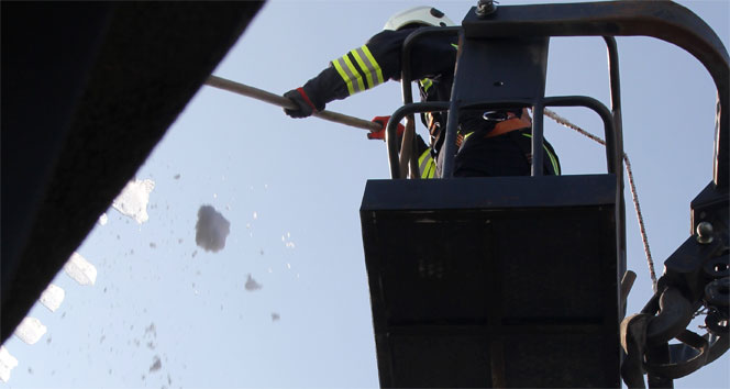 İtfaiyenin buz kırma timi görev başında