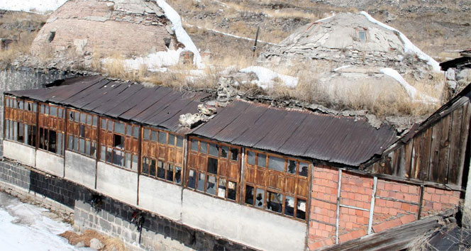 Tarihi Muradiye Hamamı yıkılıyor