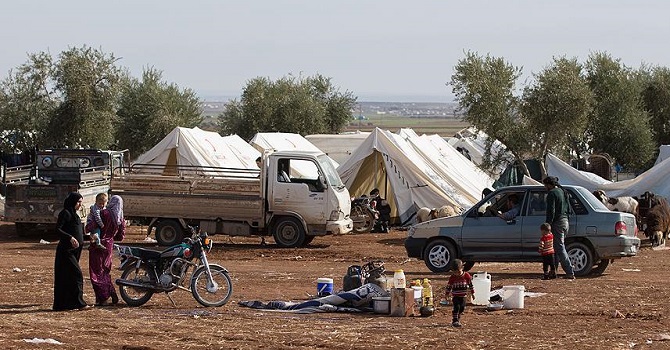 Saldırılardan kaçan Suriyelilerin 'derme çatma yaşamı'