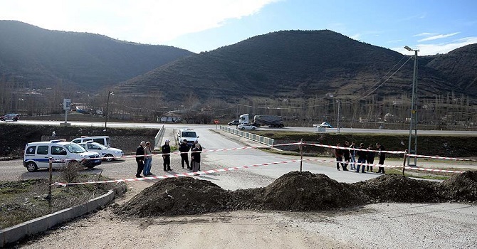 Tapulu arazim' dedi yolu trafiğe kapattı