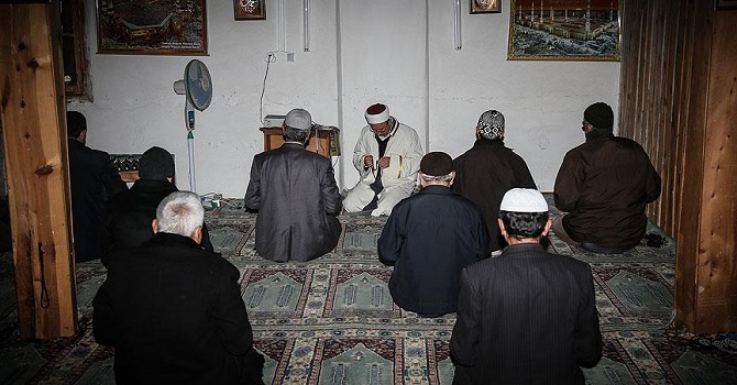 Cemaat bu camilere sadece 'cuma ve bayramda' geliyor