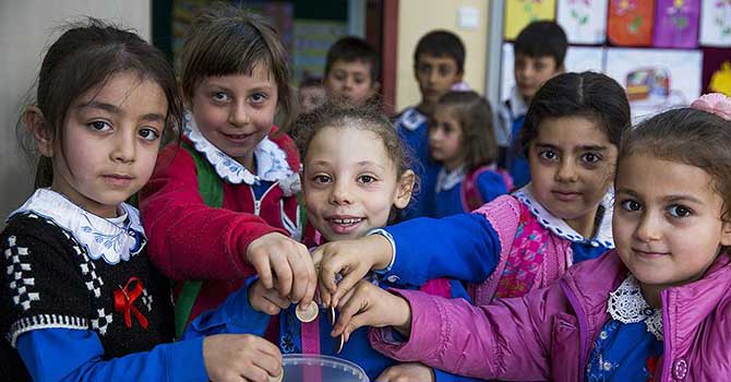 Minik öğrencilerin 'çikolata parası' Suriyeli kardeşlerine