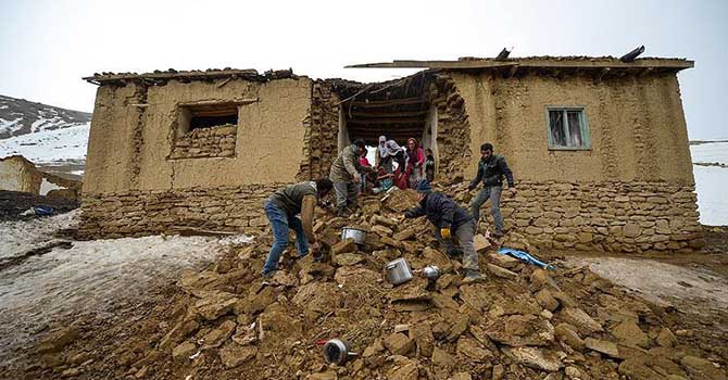 Dağdan kopan kaya parçası mutfaktan geçti