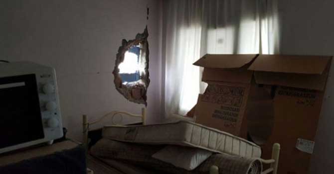 Teröristlerin roketi eve isabet etti