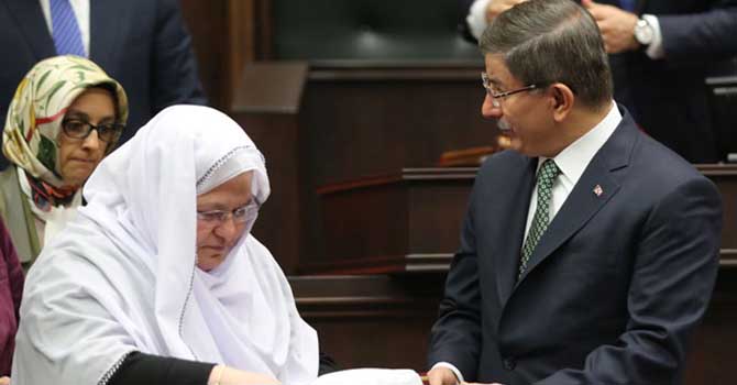 Davutoğlu’na Kur’an hediye eden şalvarlı başkan ilgi odağı oldu