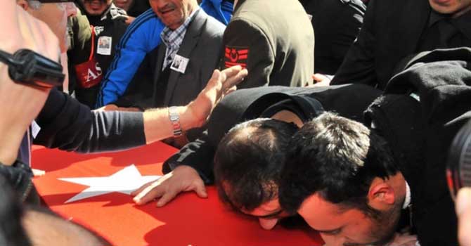 Şehit kardeşinin feryatları yürek dağladı