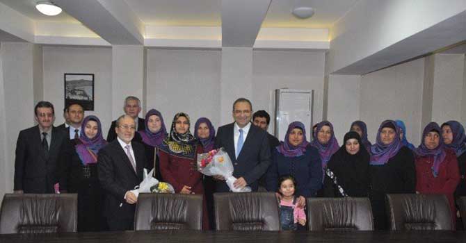 Umre ziyareti dönüşü Roman vatandaşlar valiyi ziyaret etti