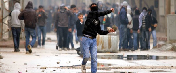 Yüzünü kapatıp polise taş atana 8,5 yıl hapis